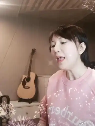 51岁歌手林萍晒近况,头小身子大显不协调,圈外老公身份不简单