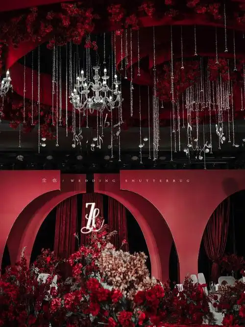 因此可以利用粉色作为婚礼背景的主色调,再搭配红色来重点强调,会给人