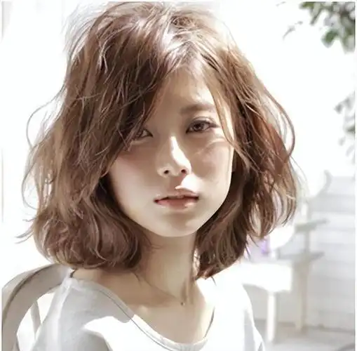 减龄又洋气的"挂耳烫发"还有人不知道吗?这款发型圆脸也很适合