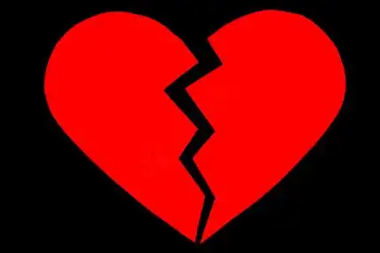 红心破碎红心破碎关闭纸破碎的心脏在黑色背景图片