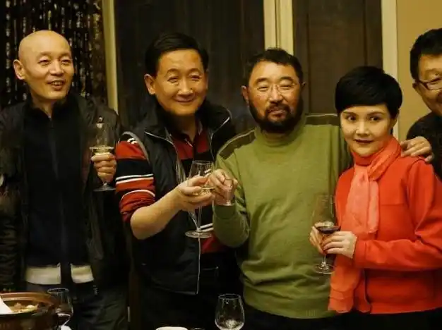 她威胁拿枪找导演冯小刚姜文却最爱她年近50只恋爱不结婚