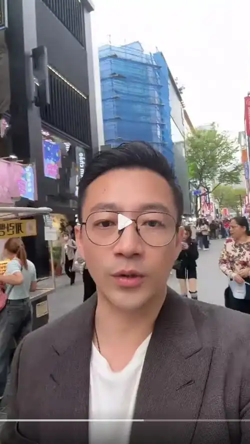 汪小菲晒未婚妻高清照!现任穿白裙挎15万包,韩国街头吃煎饼美翻