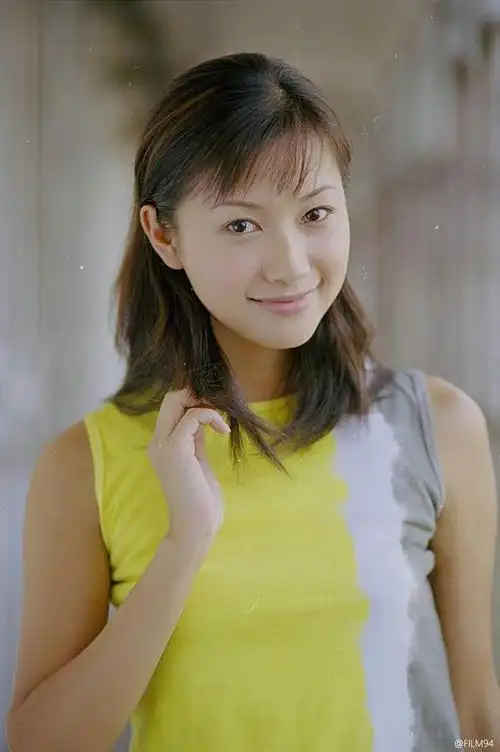 照片,轻盈灵动,那个时候还很年轻,徐静蕾的肤色其实并非很白皙但是