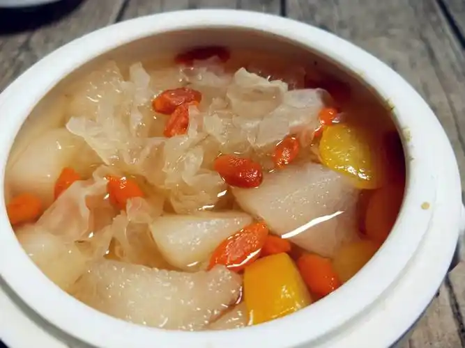 学会这样做冰糖炖雪梨,润肺止咳,营养美味,很适合春天食用