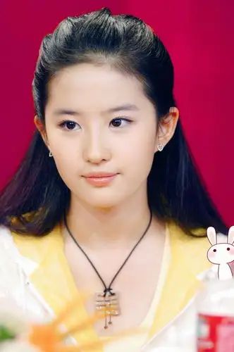 刘亦菲 十八岁的你标准的鹅蛋脸,乌黑圆圆的眼眸喜欢她的笑容,纯真