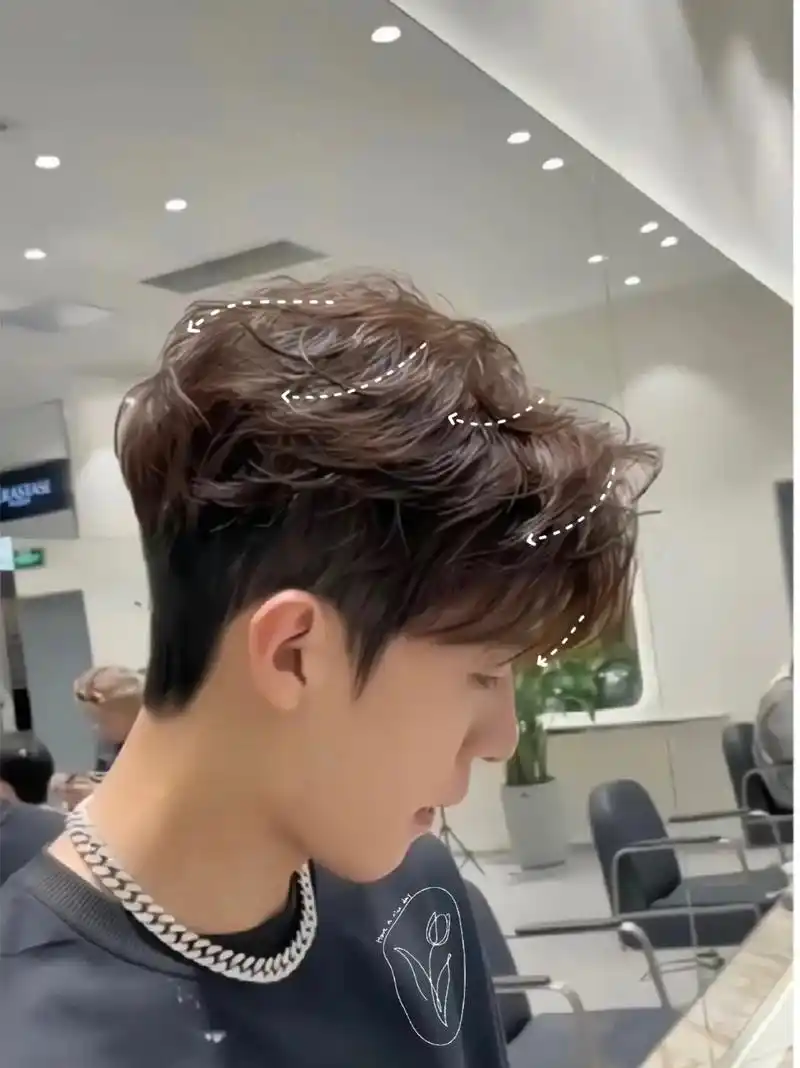 昆明烫头发 这款烫发适合头发偏细软塌的,如果平时不会打理头发的可以