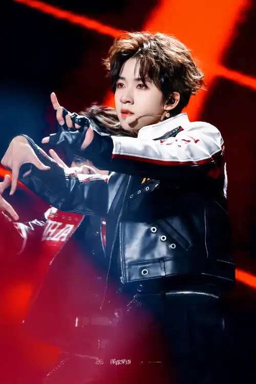 贺峻霖 梦蝶破笼##时代少年团叁重楼暨出道四周年演唱会