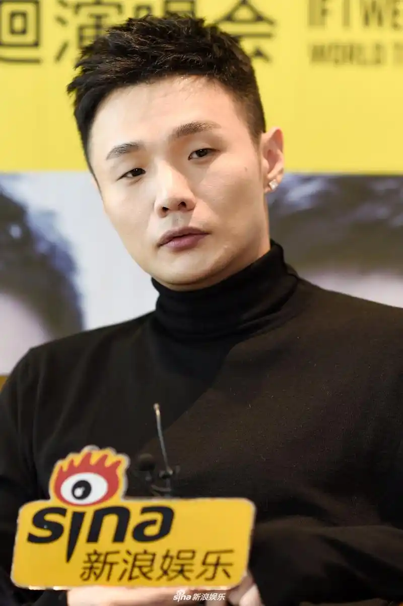 组图:李荣浩不愿在"周边"拼噱头 演唱会海报洗个头就开拍
