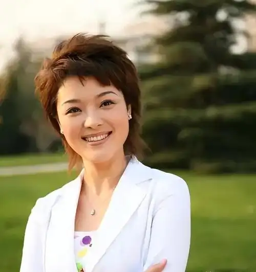 央视主持胡蝶美貌才华并存嫁导演陆川9年生2娃如今生活幸福