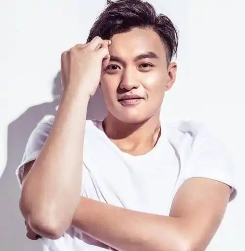 厚嘴唇大鼻孔长方脸这7位男星看似很帅实则奇怪