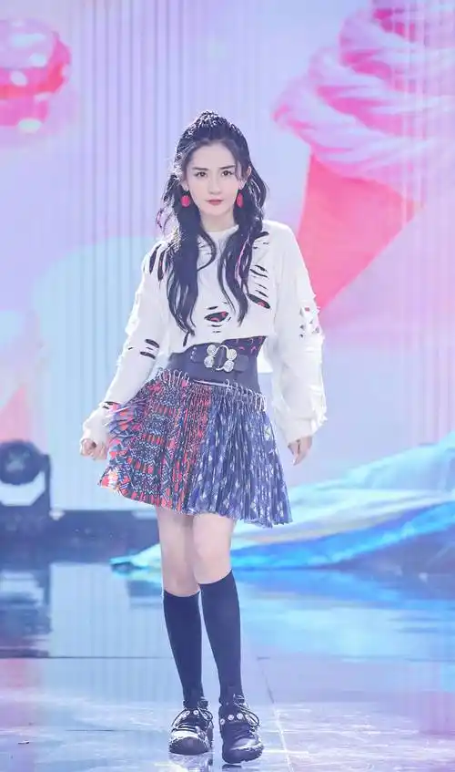 当谢娜穿上时尚袜时,张杰说:老婆,你就是我想要的那一个女孩