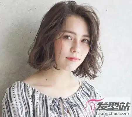 日系中短发怎么烫好看 蓬松微卷清新又减龄_发型站_最新流行发型设计
