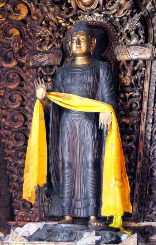 雍和宫是敬香礼佛和旅游观光的好去处