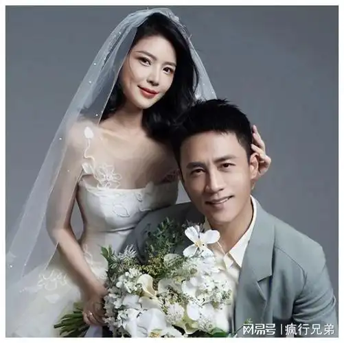 郎才女貌,杜淳长的越来越像他老爸了,照片中二人都对镜头露出笑容