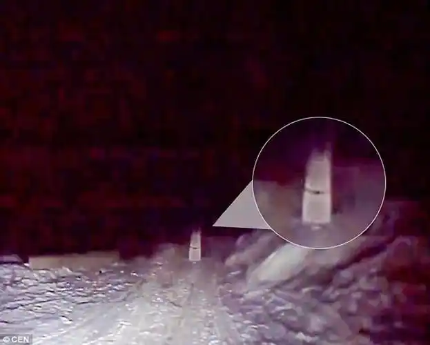 俄罗斯27年鬼新娘阴魂不散女子深夜开车行车记录仪拍到神秘白衣女子