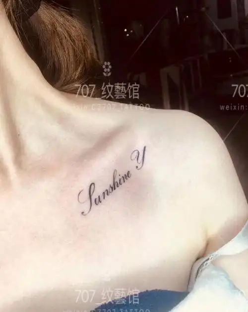 锁骨小字母纹身图片_颈部肩部花体字纹身图案
