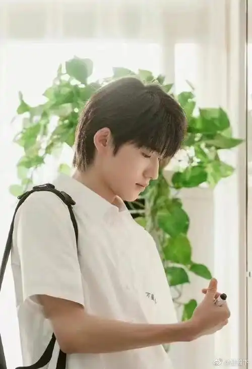 篮球场,教学楼,校园气息浓厚,宋亚轩一头栗色短发,身穿白色衬衫,搭配