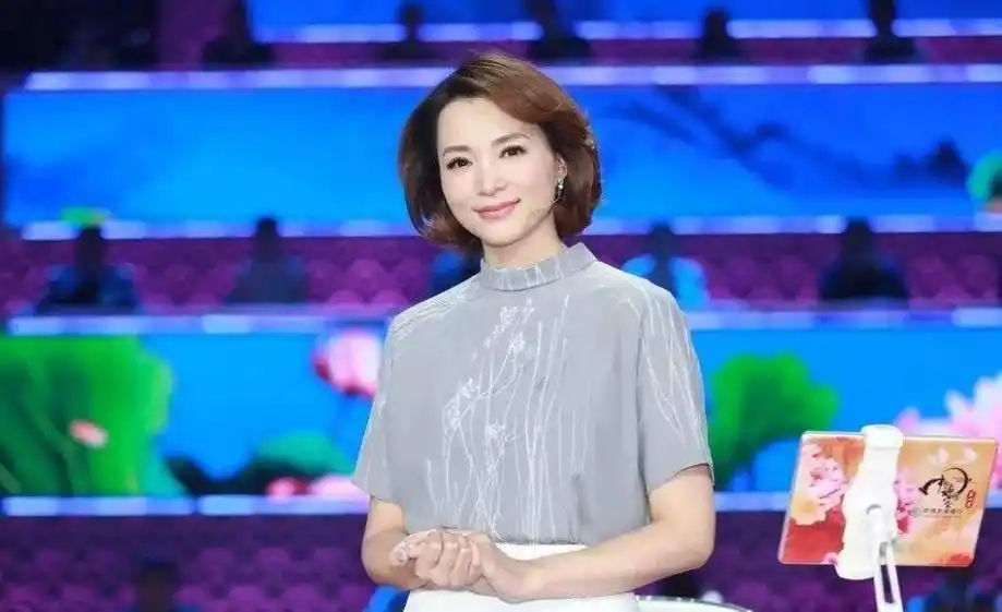 被赞中国香奈儿,承包春晚主持人礼服,杨颖唐嫣的大婚嫁衣来自她