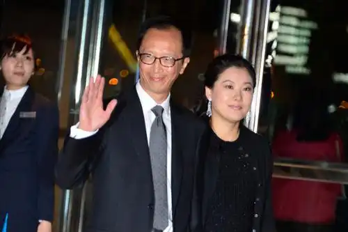 伏明霞与68岁老公甜蜜现身,手挽手缓慢前行,结婚18年仍恩爱如初