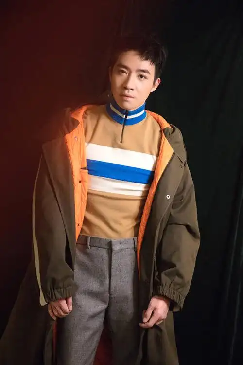 俞灏明最新浴室照曝光眼神撩人展现独特魅力