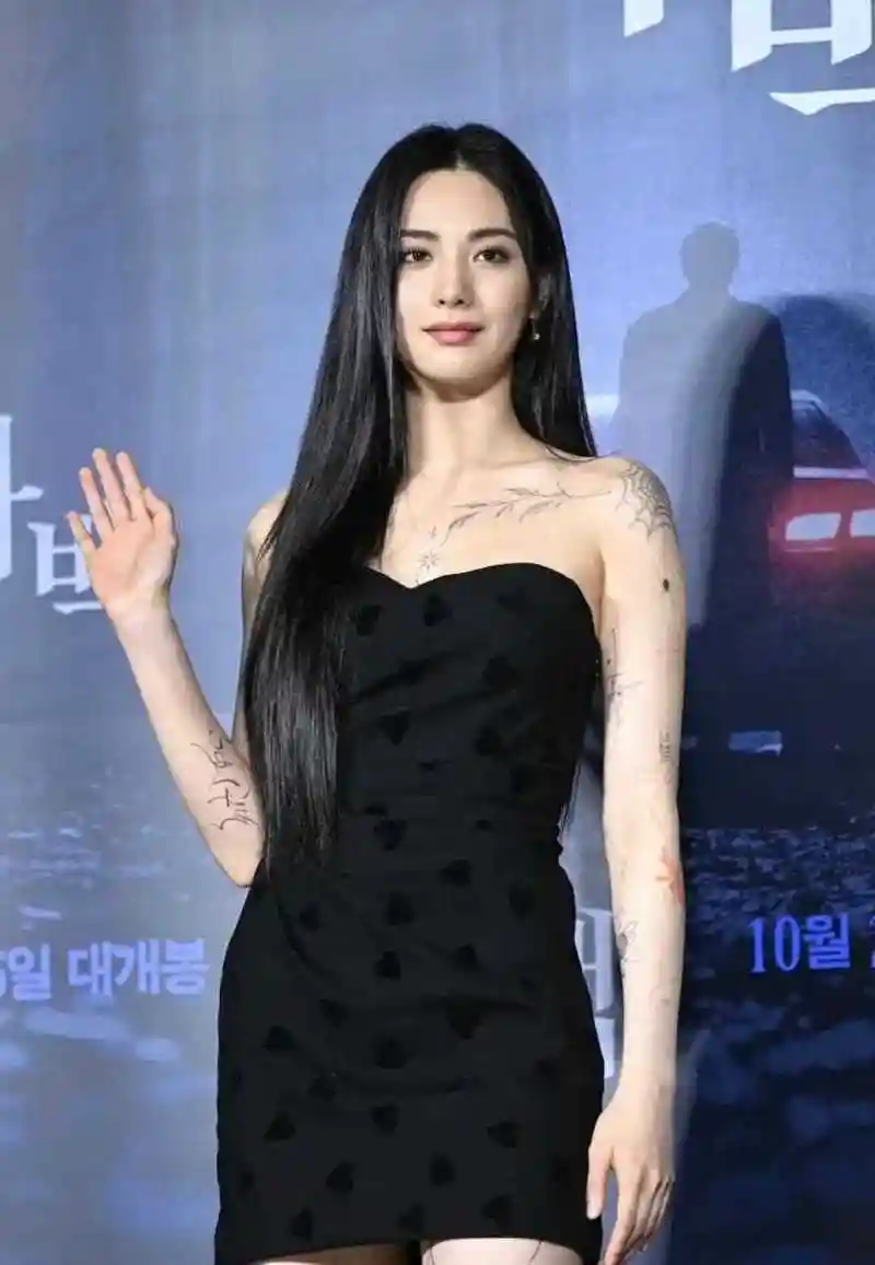 [鄙视] [白眼] 近日,韩国最美女星林珍娜因纹身引发争议,网友们看到