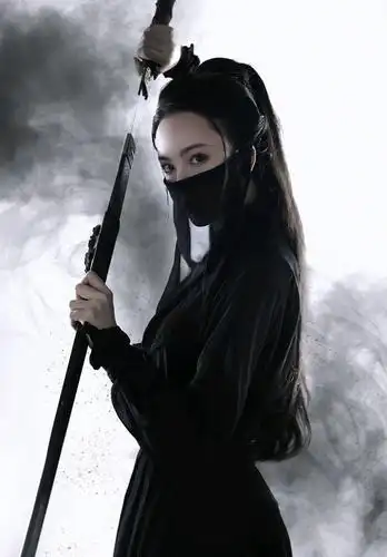 一身黑衣手持宝剑.这样英姿飒爽的小姐姐你爱了吗!