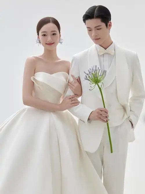 仪式感拉满!一眼爱上的白色简约婚纱照