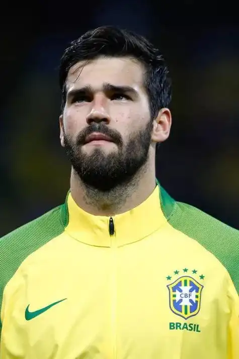 阿利森拥有霸气的胡子和犀利的眼神,实力出众的他如今也被许多欧洲