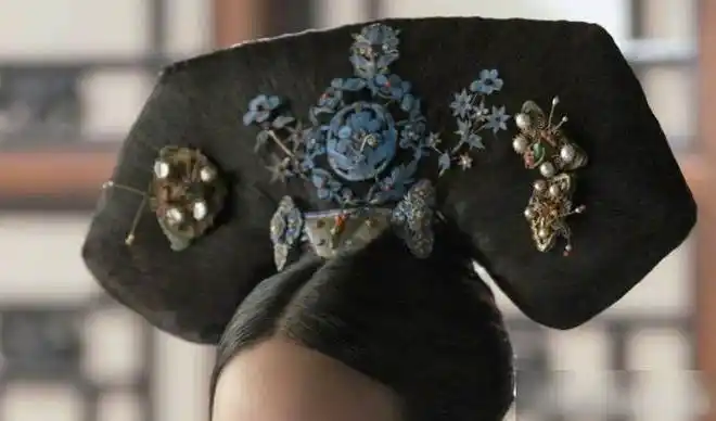 如懿传中海兰十款旗头由俭入奢玉簪花点缀得极美造型师有心了