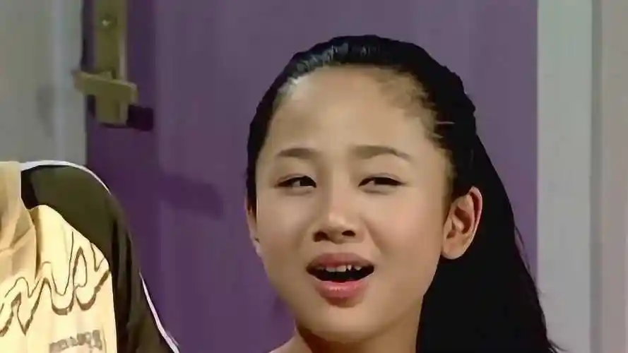 家有儿女:小雪拿着玫瑰花,刘星还以为她心里有人了,真搞笑