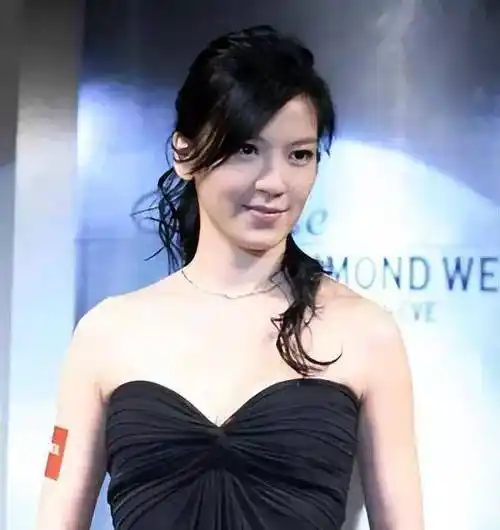 她堪称娱乐圈"最渣"女演员,无缝衔接17个男人,48岁仍身材火辣_林熙蕾