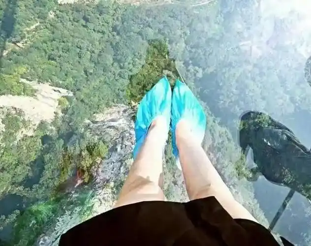 美女穿着裙子游张家界玻璃栈道男游客看到脸红又尴尬