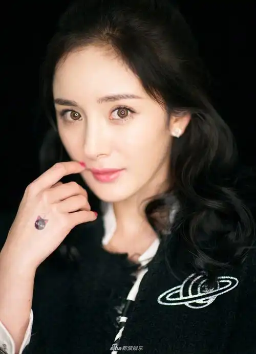 组图杨幂也玩纹身手指黑桃纹身抢镜