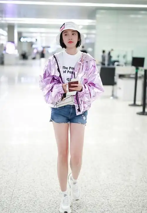 唐艺昕的身材好不真实穿夹克配短针织衫小腹外露却不胖