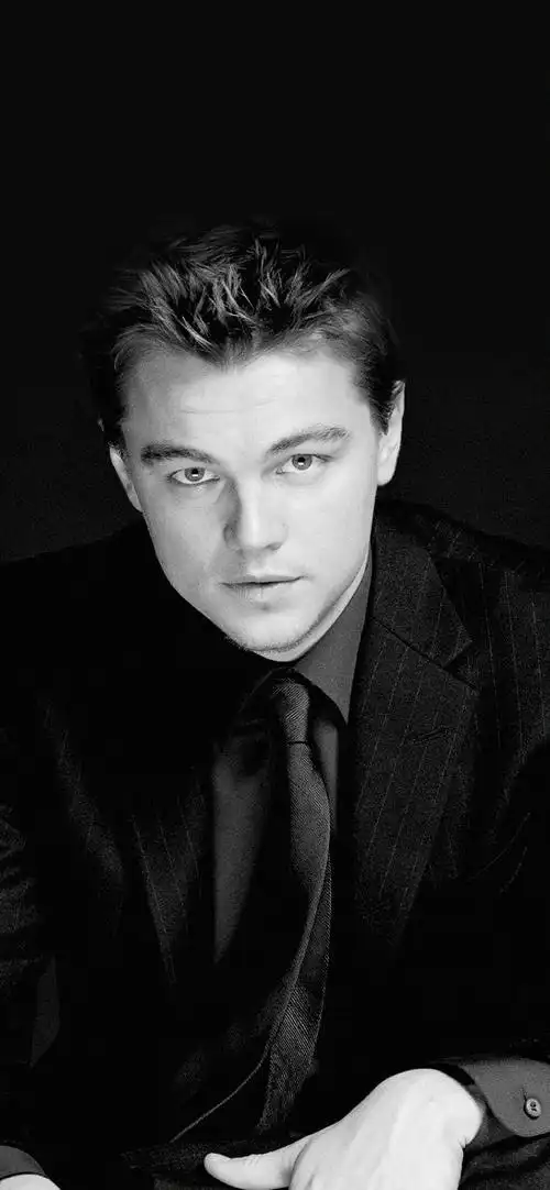 穿着黑西装的莱昂纳多