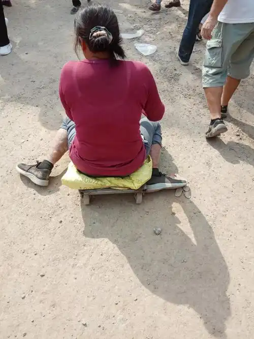 一线城市中很多断手断脚的乞丐应该给钱吗?