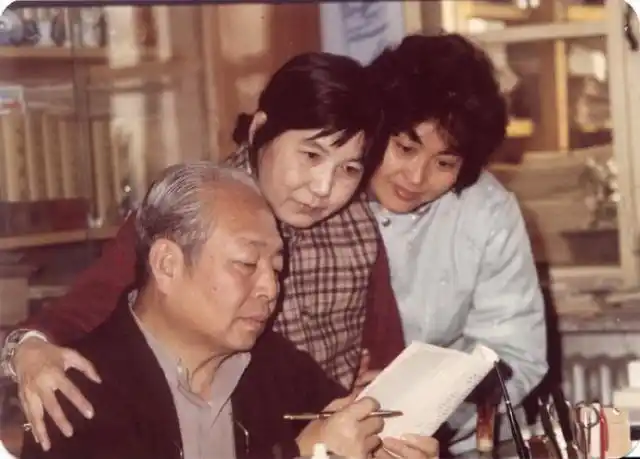 老年吴祖光,新凤霞和女儿