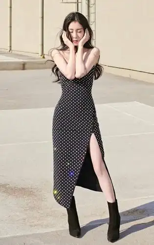 张碧晨楼顶随手一拍无意暴露真实腿型这腿我捏都捏不出来