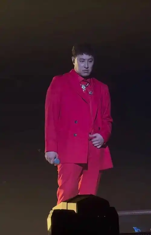 可如今,疏于体重管理的潘玮柏就算长相没崩,但身材发福还是让许多人