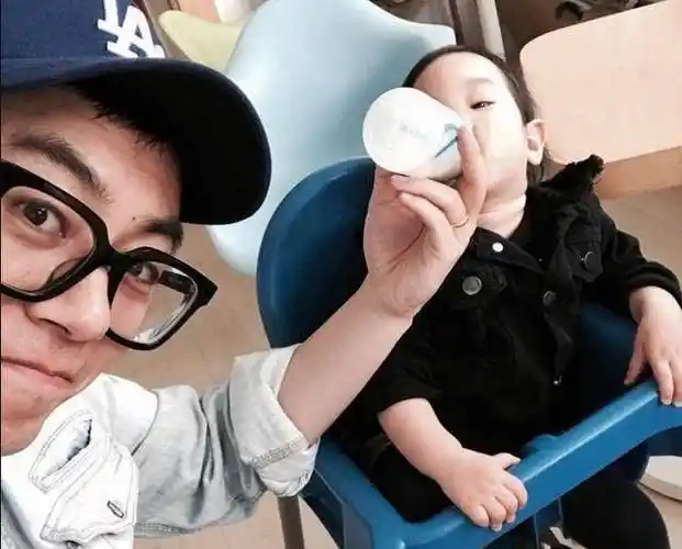 林心如女儿小海豚露面,4岁还要妈妈牵着走,背带裤穿的真带范_霍建华