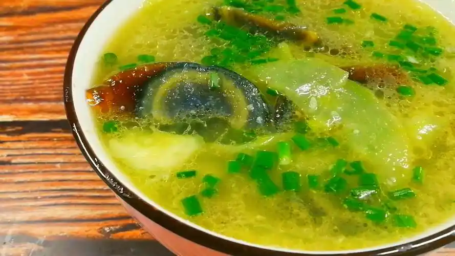 这种方法做出来的皮蛋黄瓜汤,味道鲜美极了,2分钟学会!