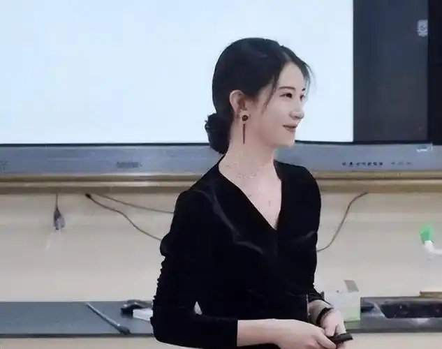 老师上课必须要穿正装吗00后教师穿洛丽塔上课引家长不满