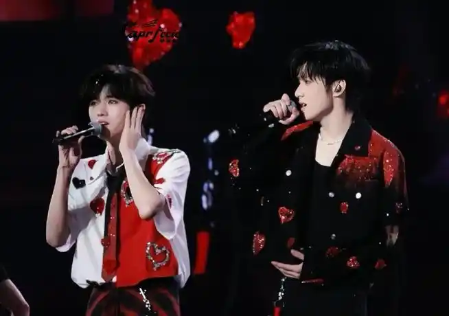 宋亚轩刘耀文牵手