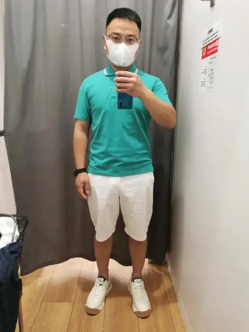 挑挑衣服,试了四五套搭配,这两套的效果最满意,开心的收了第一套,草