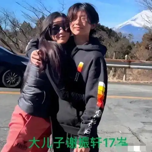 张柏芝的三个儿子,大儿子都快成年了,时间太快了!