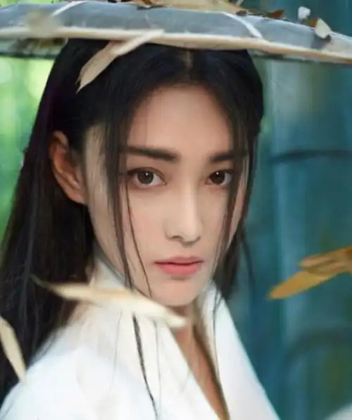 张馨予曾被称为黑料女王,她的过去经历中充斥着各种"黑历史","大尺度"