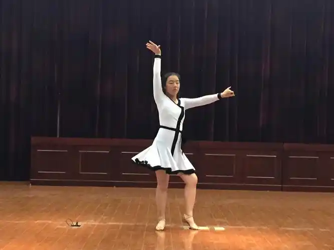 高一16班拉丁舞《落花情》