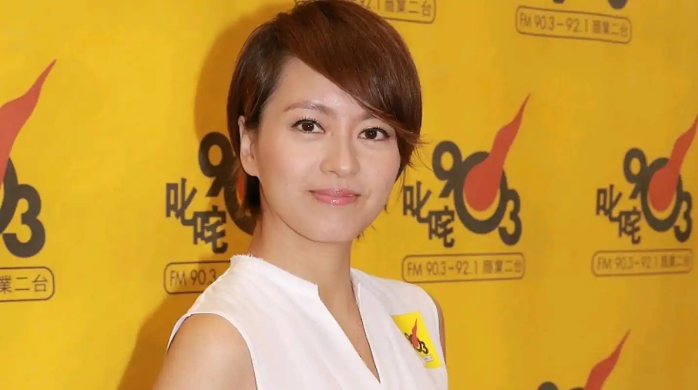 香港女神梁咏琪台北街头献唱,网友惊叹风采依旧