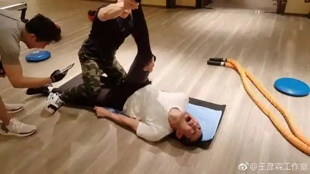 健身达人王彦霖大秀男人身材,宣传片演绎同款阿甘跑
