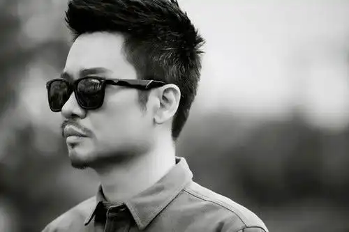 中国吉他男神李延亮新作一个人的朝圣mv首发